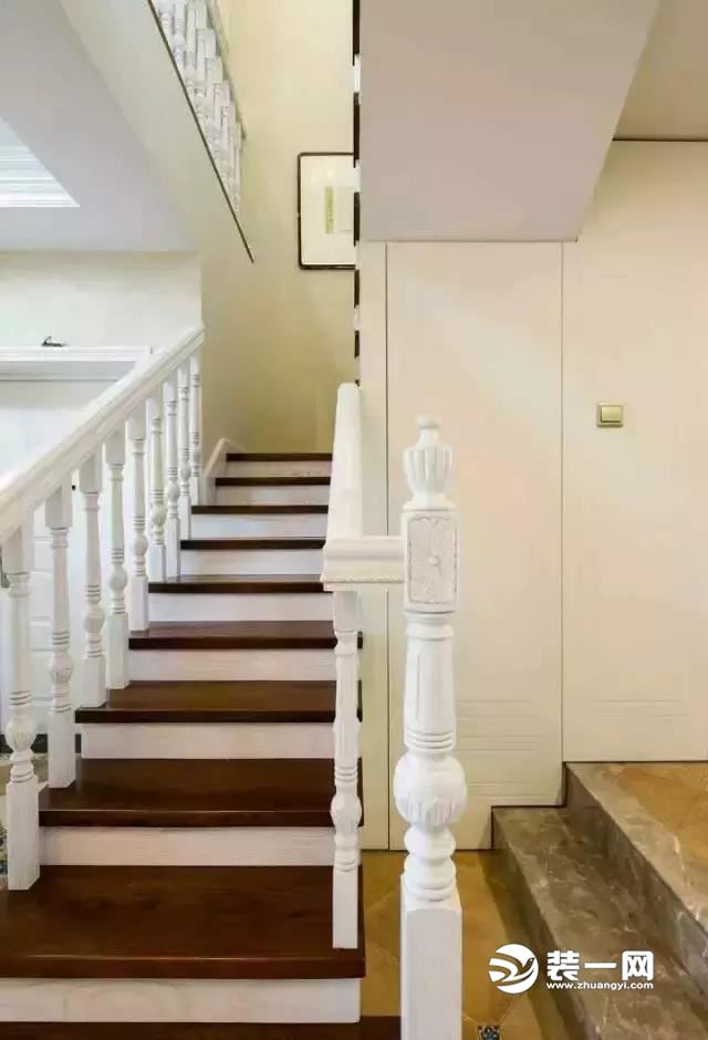 美式风格楼梯装修效果图