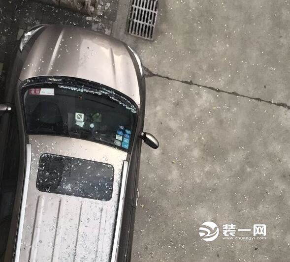 窗户掉落砸坏楼下车