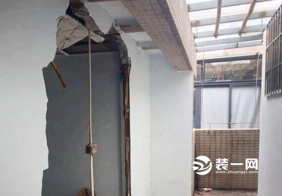 城管拆除部分违章建筑