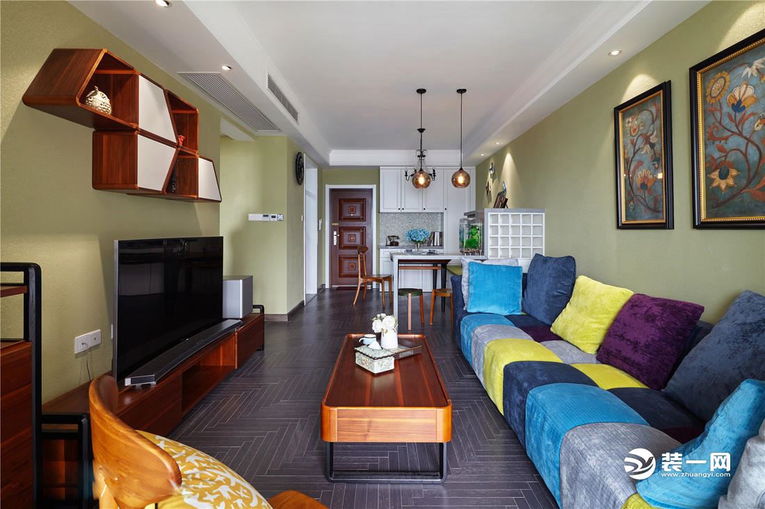 97㎡现代美式混搭，客厅的沙发，鲜艳得漂亮！