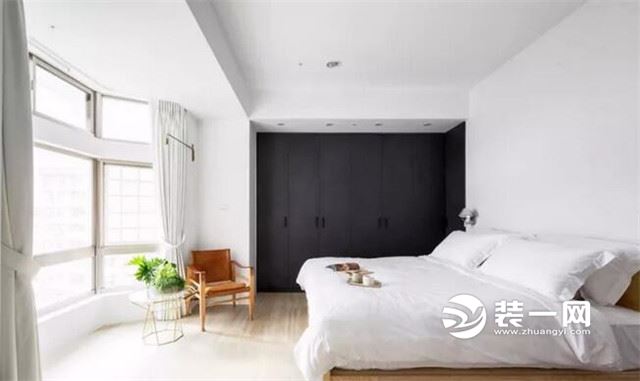 125平黑白灰简约三室 用大量绿植装饰