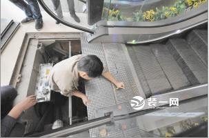 工作人员检测自动扶梯