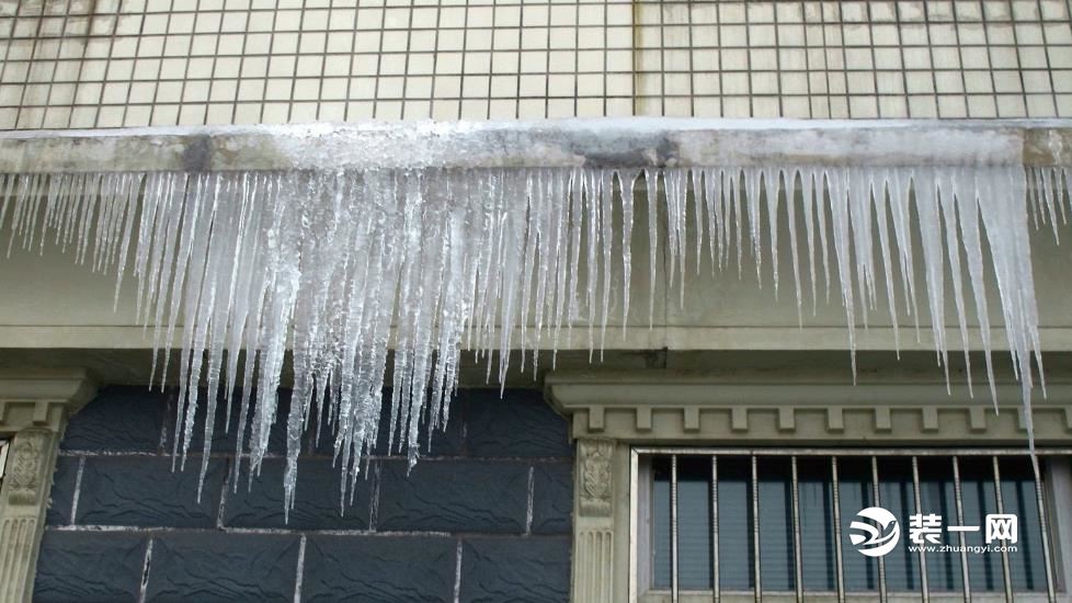 太阳能漏水导致阳台挂冰锥