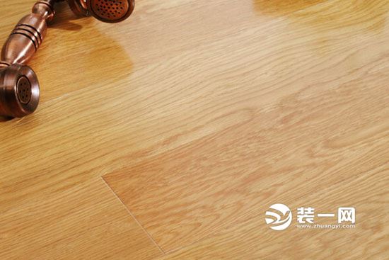 漆面均匀、平整光洁的实木复合地板