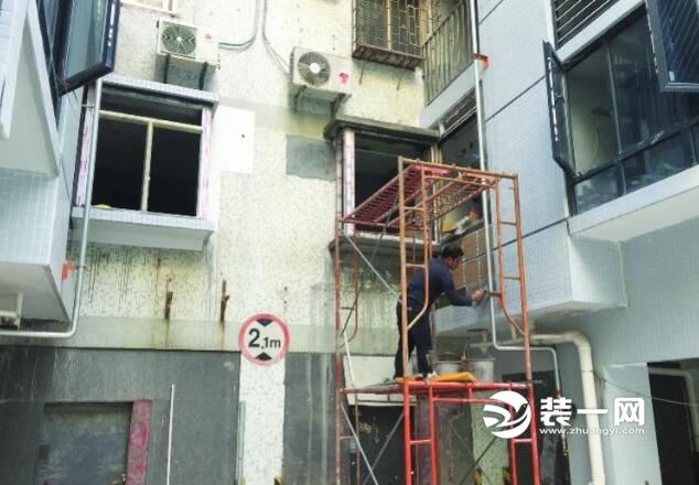 深圳一小区住户违规扩建装修阳台