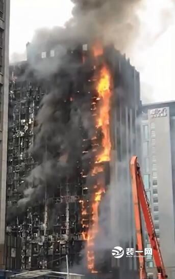 郑州一高层建筑起火