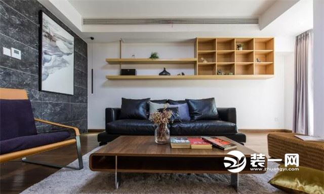 凤凰城这套三居室建筑面积126平米，总造价26万，业主喜欢简单利落，随意不羁的生活方式，设计师以繁化简，呈现现代简约居家风格.