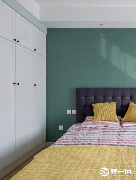 床头背景墙装修效果图 现代简约装修效果图 135平米装修效果图