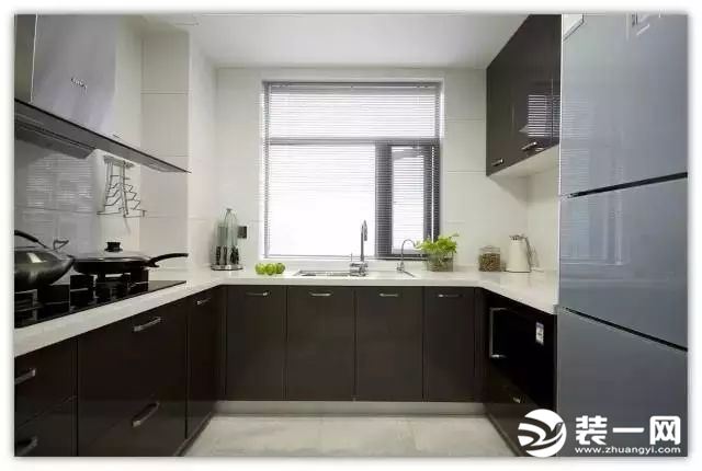 130平三室两厅装修效果图 现代简约风格装修效果图 厨房