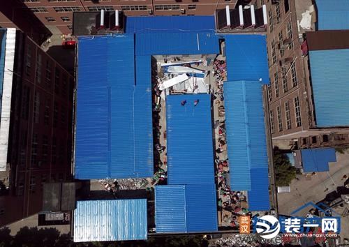 武汉一8楼顶违建搭282平方米板房当员工宿舍