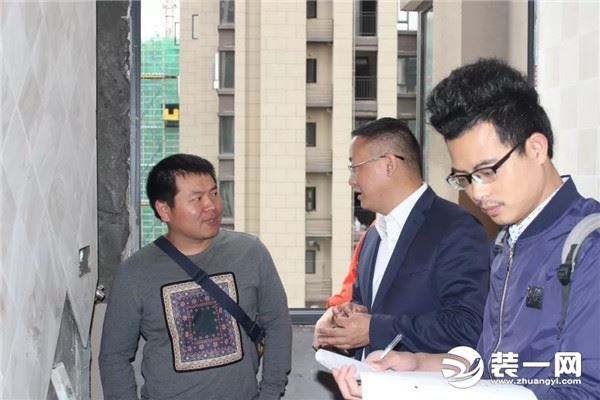 重庆新思路装修公司4月工地巡检 交谈保利观塘业主