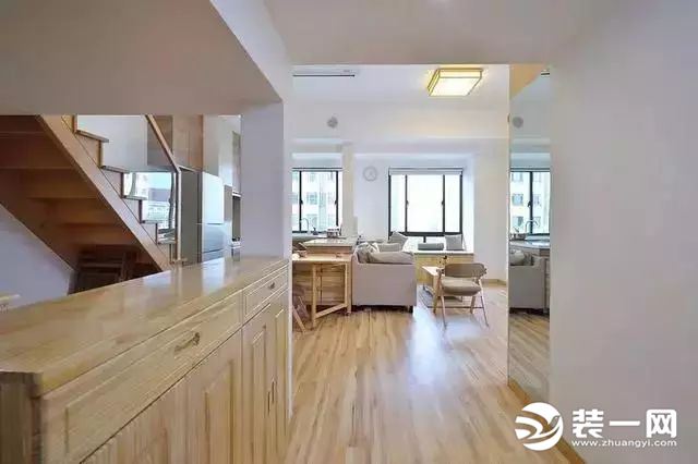 70平loft单身公寓日式风格入户玄关装修实景图
