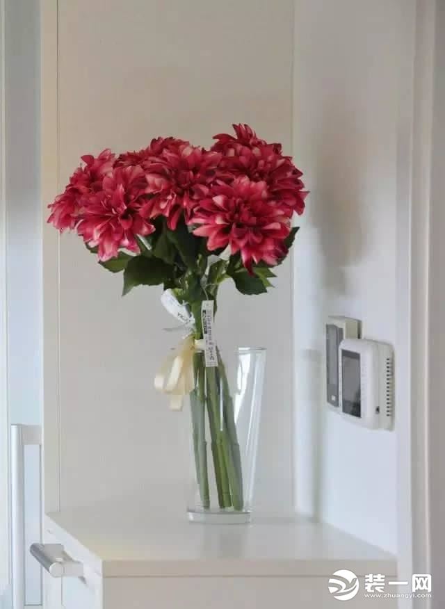 loft公寓进门处花瓶装饰