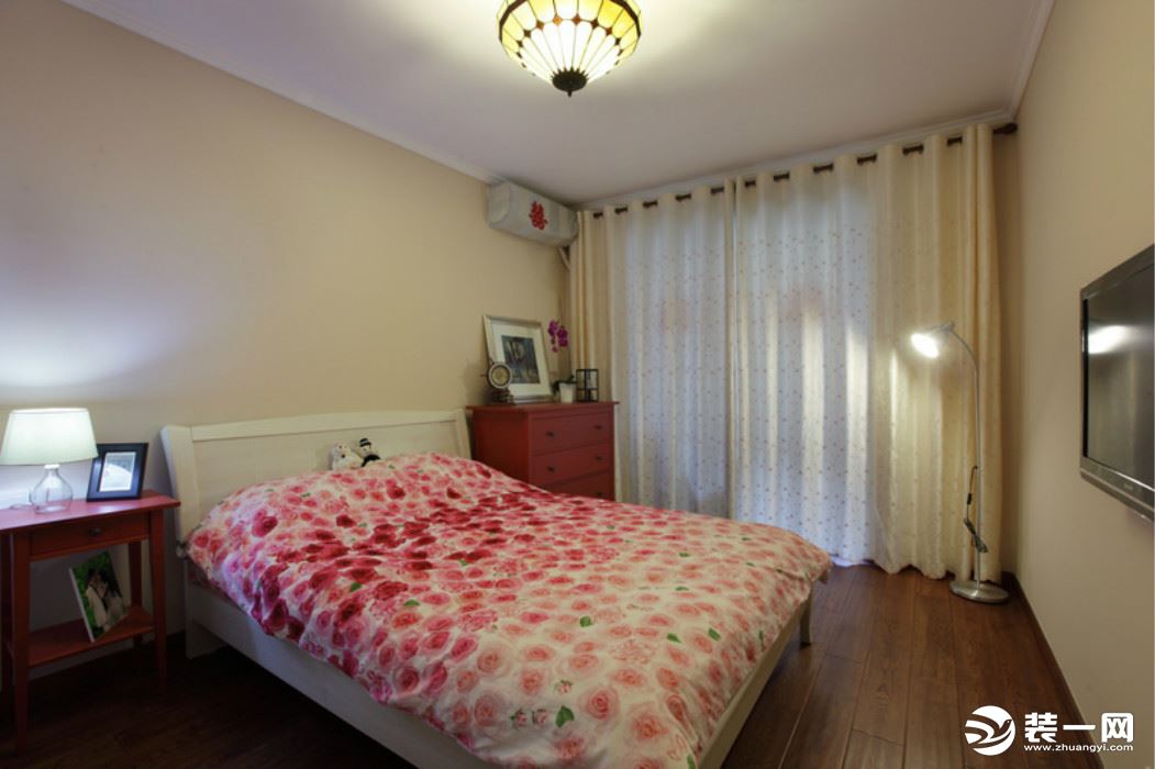 城泰枫华天成110平三居室现代简约卧室装修实景图