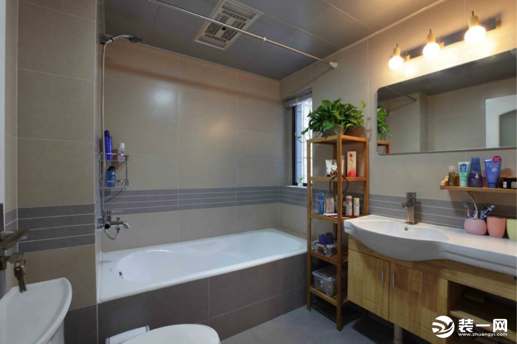 城泰枫华天成110平三居室现代简约浴室装修实景图