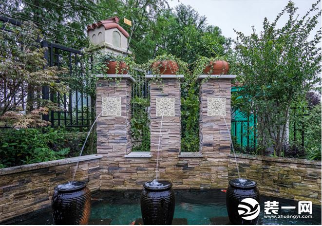 别墅围墙设计：砖石喷泉鱼池的艺术感