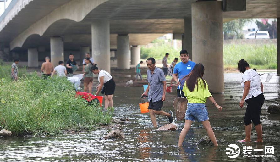 青岛河流水位暴涨 市民纷纷下水抓鱼 现场图片