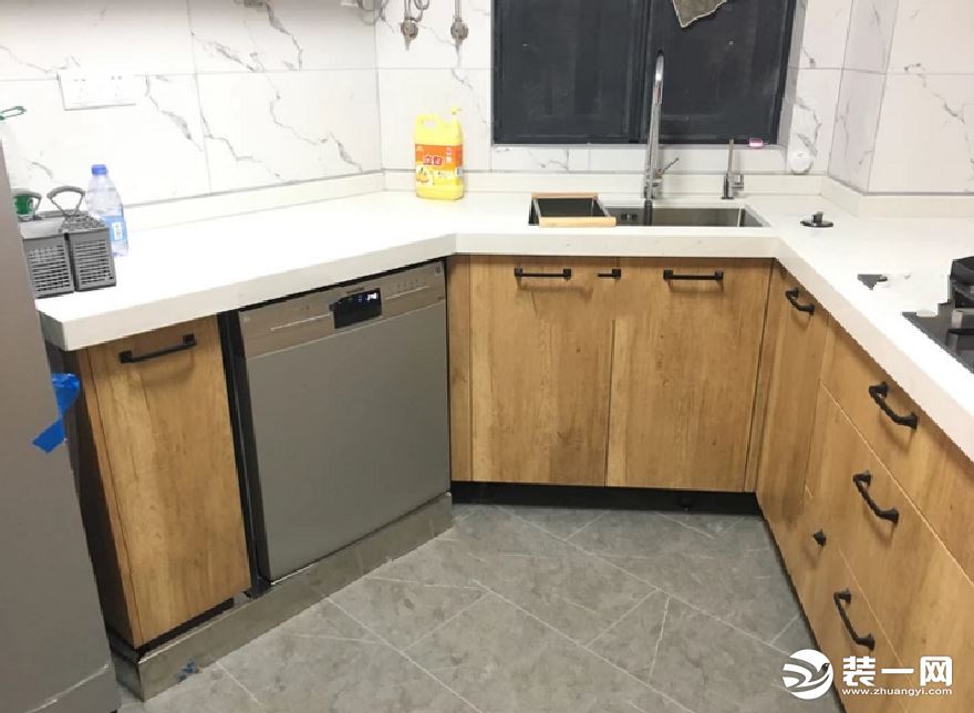 84平米小户型厨房拐角橱柜设计效果