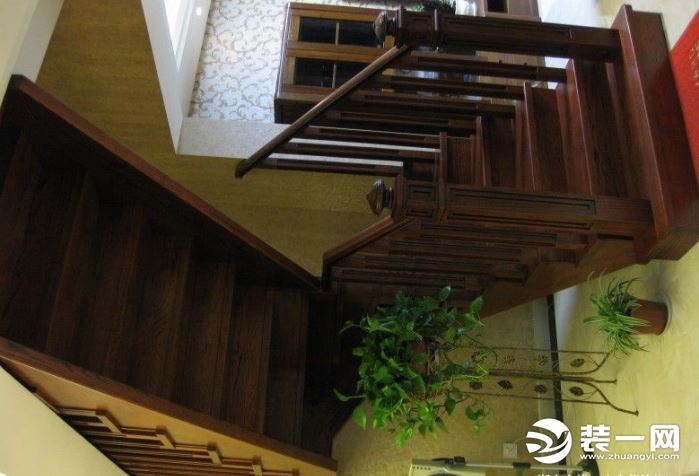 复式楼中式实木楼梯装修设计