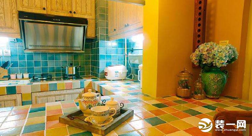 地中海风格厨房效果图彩色方块瓷砖装饰