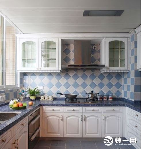 地中海风格厨房效果图蓝白瓷砖清新设计