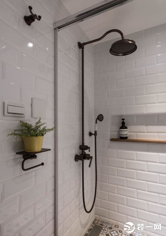 60平米小户型一居室现代工业风卧室洗手间装修，拼花地砖，白色釉面墙砖