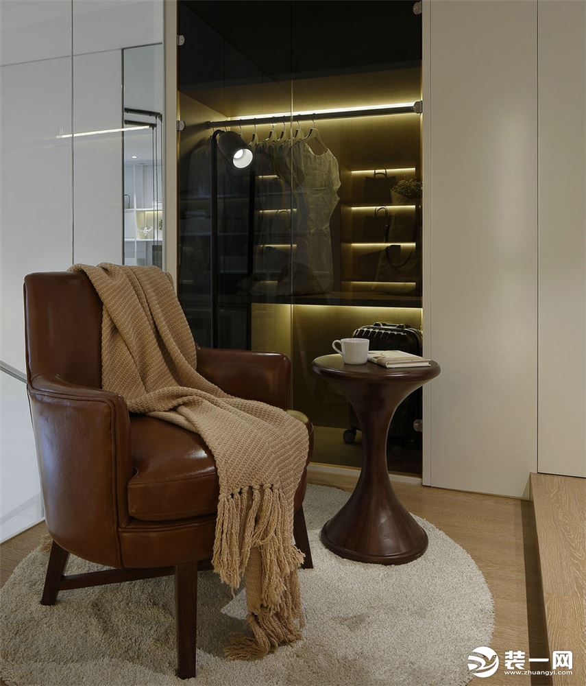 50平米复式现代简约风格卧室衣帽间装修-一居室小户型，透明衣柜