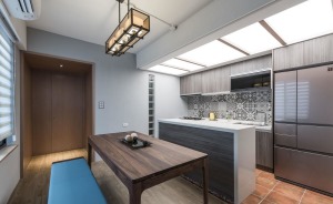 60平米小戶型一居室現代工業風玄關餐廳廚房裝修，LED吊頂，一體櫥柜，廚房拼花墻磚