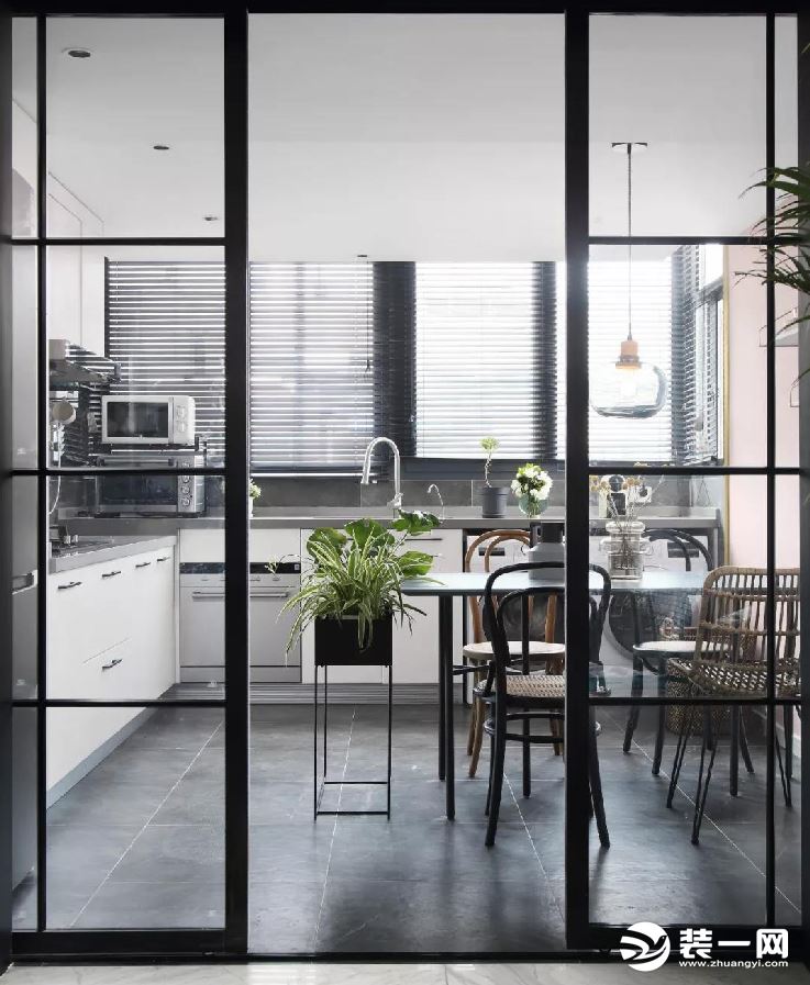 北欧风格小户型公寓厨房玻璃门推拉门装修效果图
