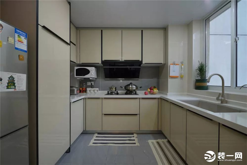 175平米三室两厅两卫现代简约风格厨房装修实景图