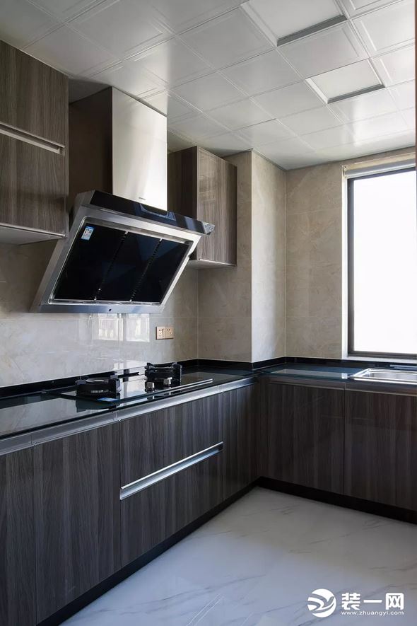 123平米三居室房子现代风格厨房装修效果图
