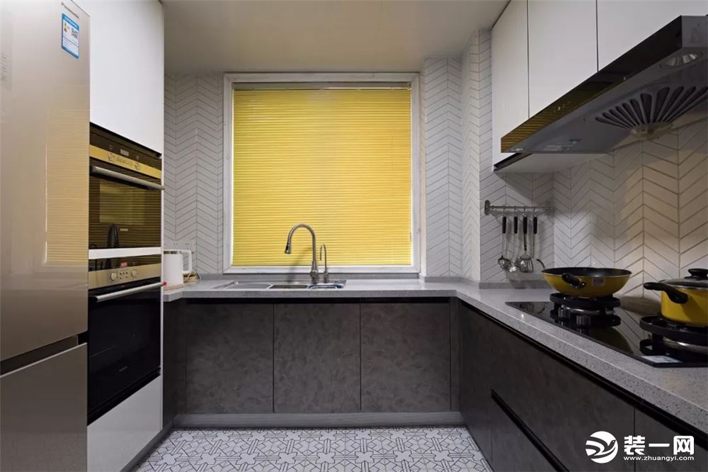 现代风格110平米三居室玄关厨房效果图