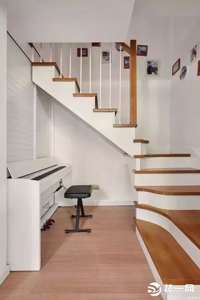 现代复式房楼梯背景墙效果图