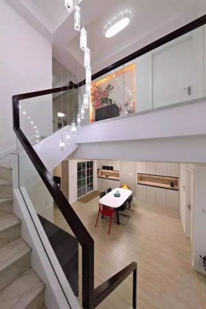 現代復式房玻璃樓梯效果圖