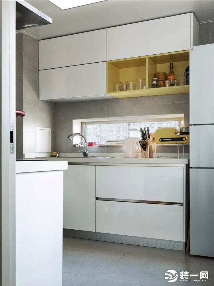 现代简约风格130平米三室两厅厨房装修效果图