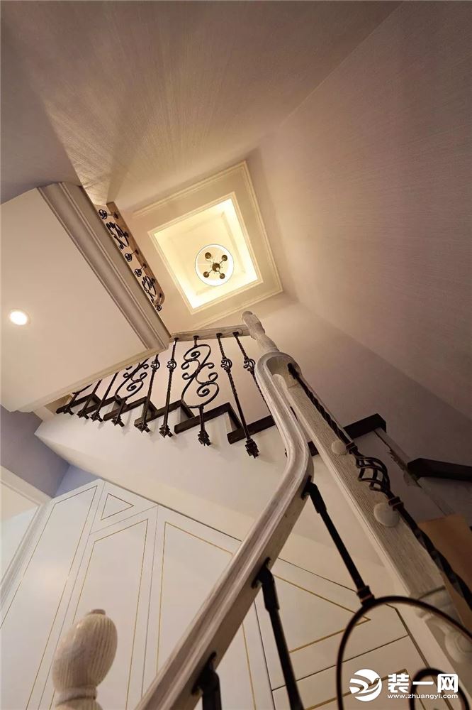 135平法式风格三居室楼梯