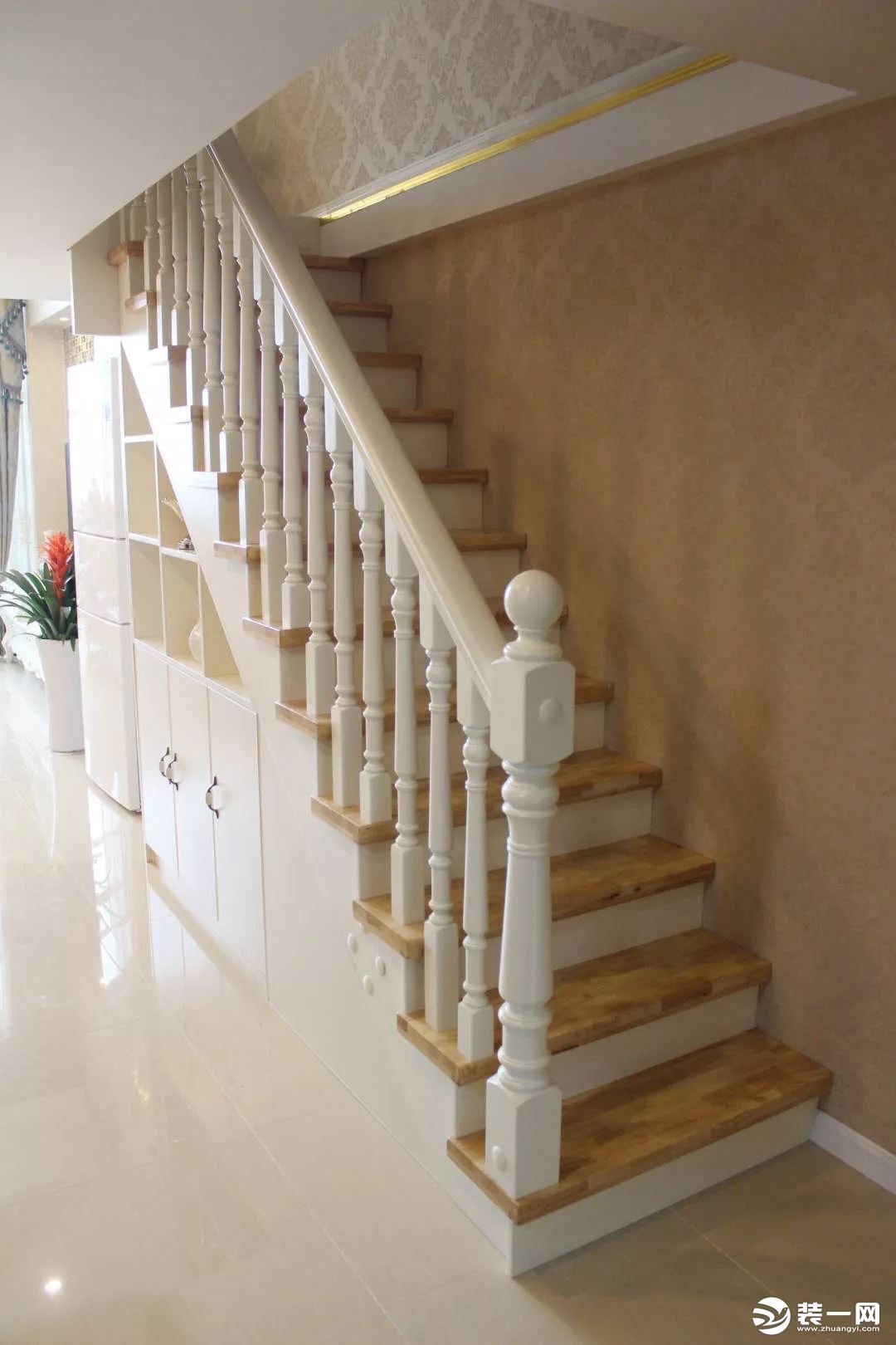 层高4.5米复式装修案例小户型欧式装修楼梯