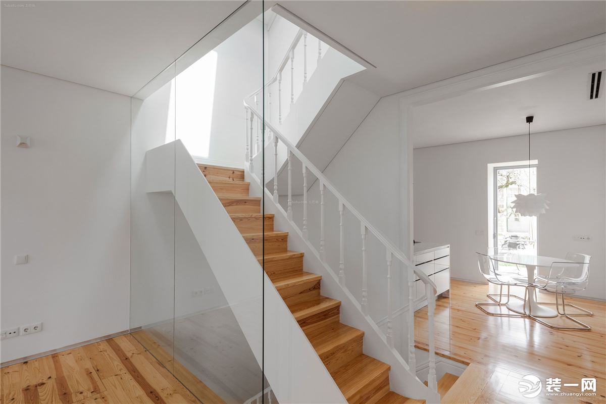 木楼梯扶手安装图片别墅楼梯设计