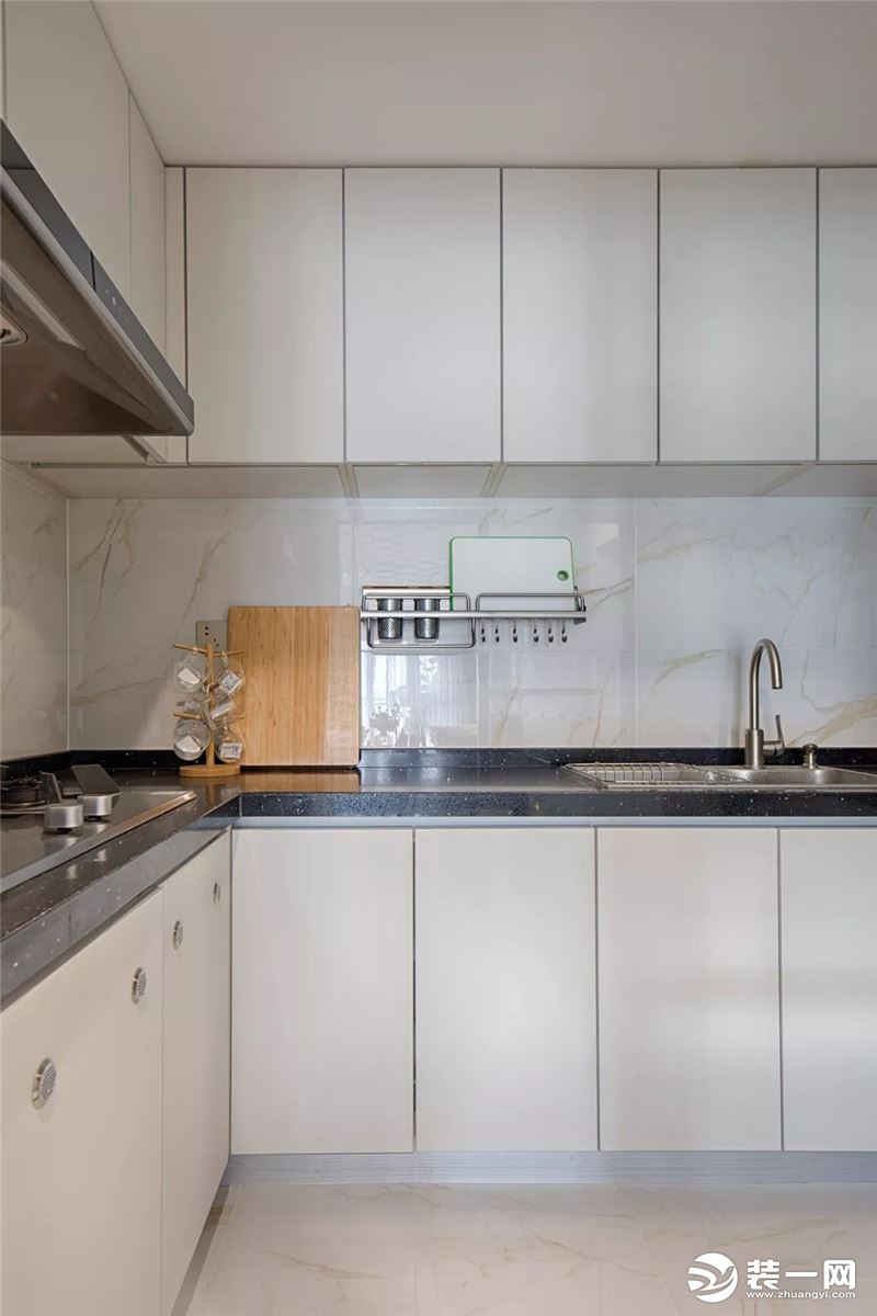 现代风格轻奢85平米三居室厨房装修案例