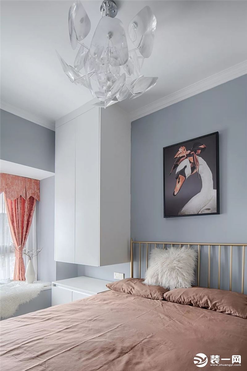 现代风格轻奢85平米三居室卧室装修案例