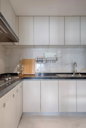 现代风格轻奢85平米三居室厨房装修案例