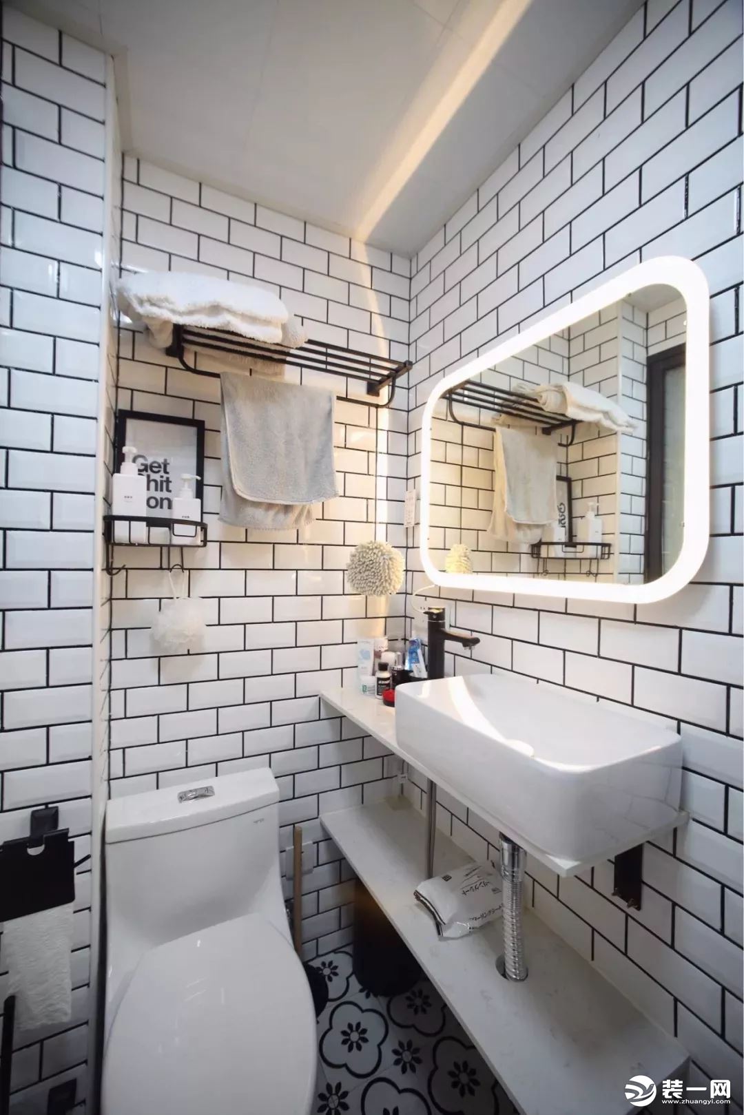 小卫生间装修技巧小卫生间瓷砖搭配黑白