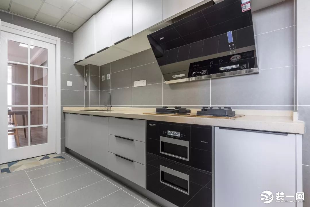 现代风格117平米三居室厨房装修效果图