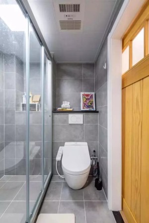 现代风格二居室卫生间装修图片