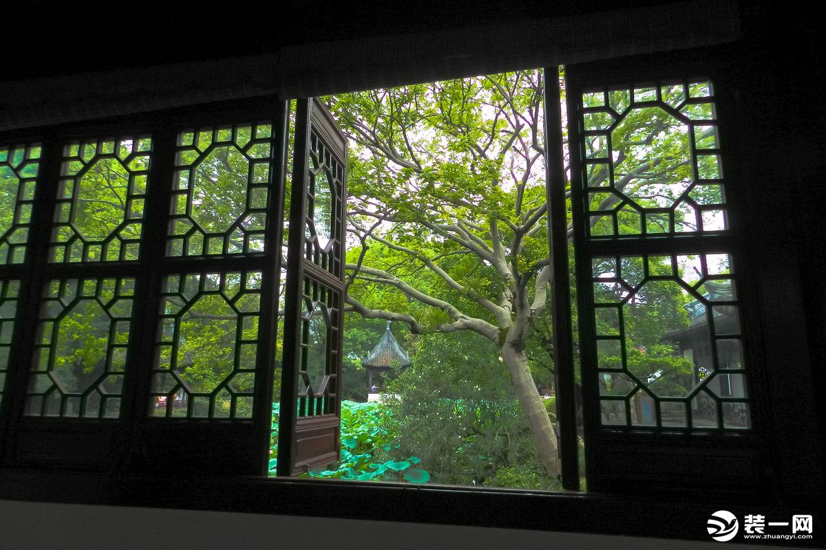 中国韵味的木格子窗户中式格子窗户图片