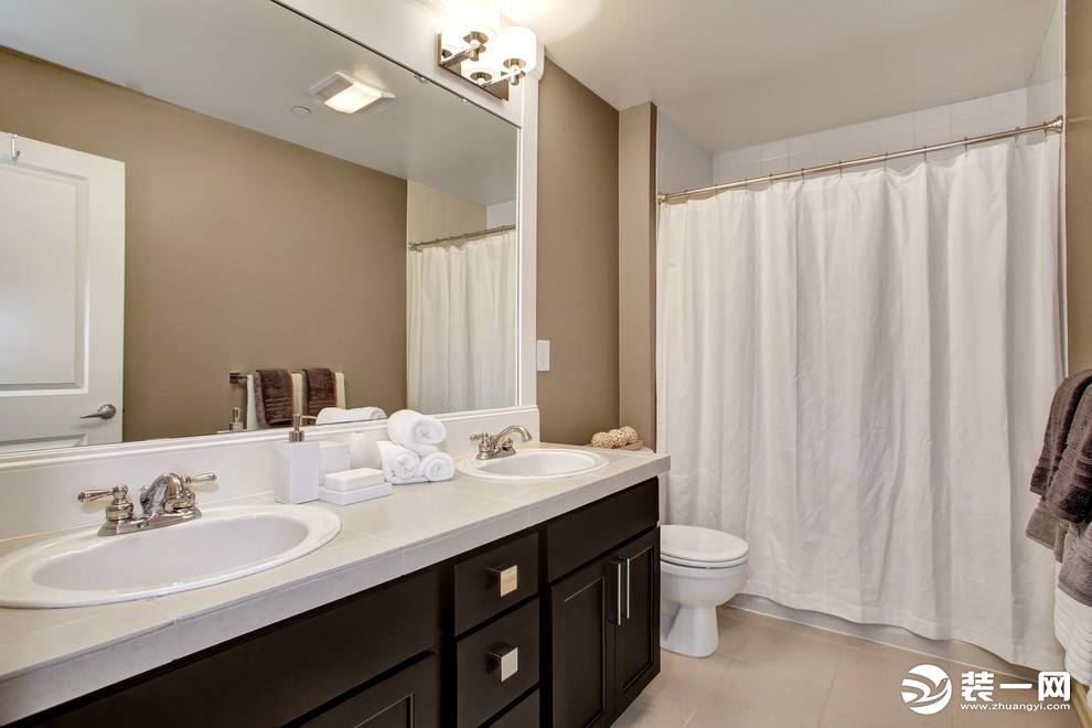 现代风格三居室卫浴间装修效果图