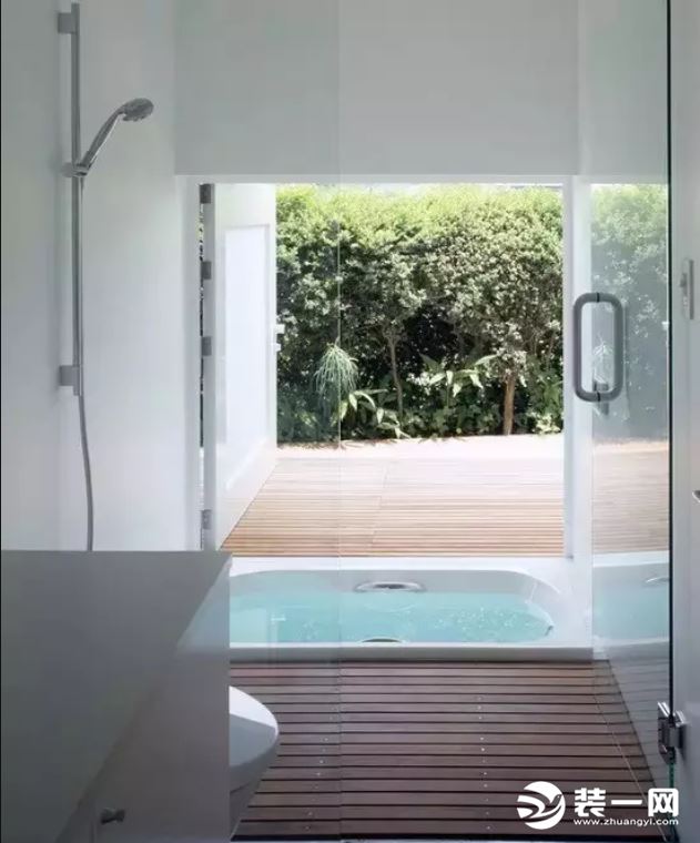 现代风格下沉式浴室装修案例