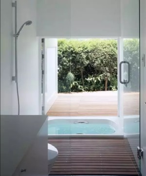 现代风格下沉式浴室装修案例