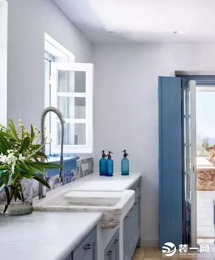 2019最新蓝白色系地中海风格别墅—厨房装修图片