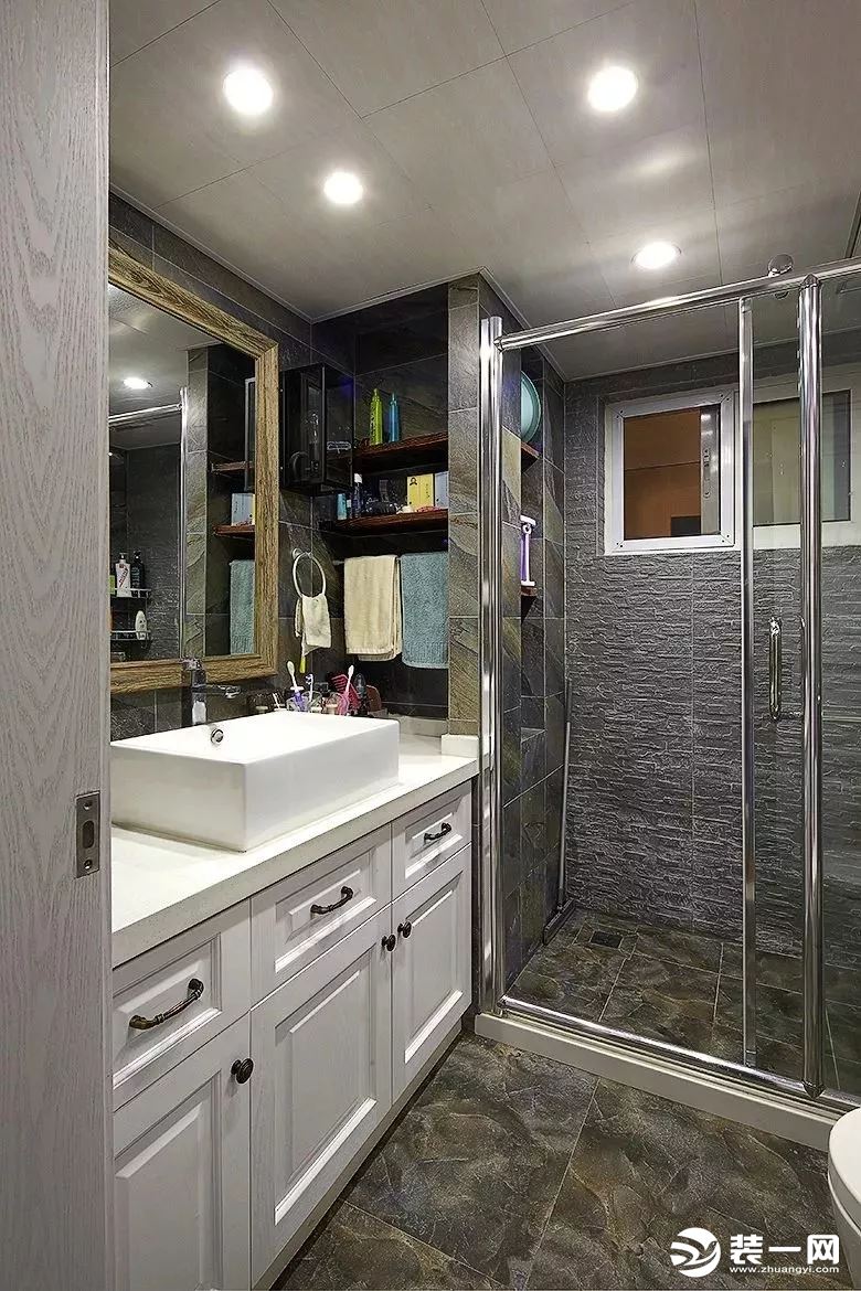 卫生间淋浴房玻璃隔断门装修效果